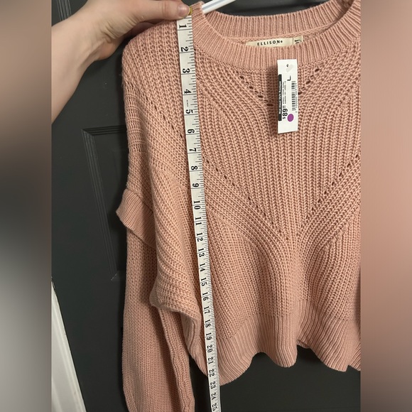 Pink sweater with details on shoulders, slightly cropped length - Picture 7 of 8